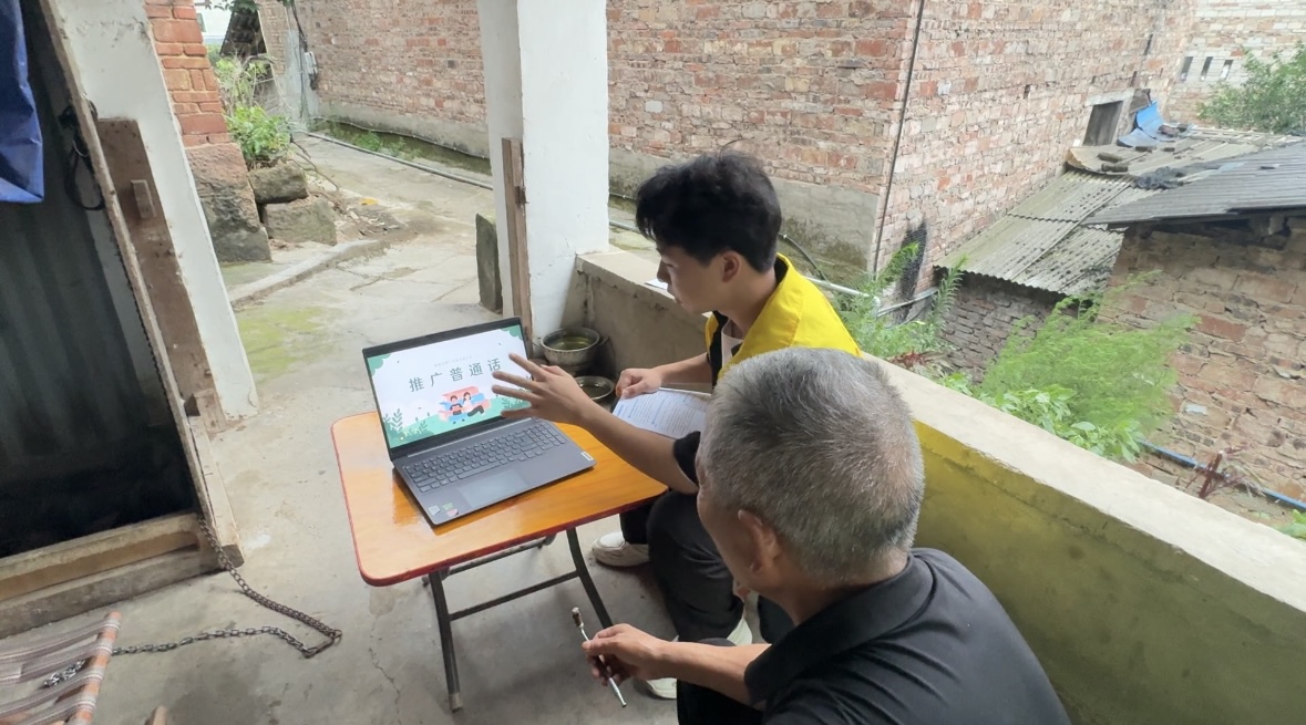 团队成员入户讲解普通话。